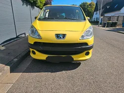 Gelb Gebraucht 2005 Peugeot 1007 Kleinwagen | 2.299 € (Etwas zu teuer)