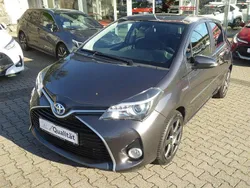 Grey metallic Gebraucht 2015 Toyota Yaris Hybrid Club Kleinwagen | 11.650 € (Teuer)