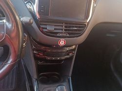 Grün Gebraucht 2016 Peugeot 2008 Urban Move SUV | 8.500 € (Fairer Preis)