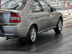 Grau Gebraucht 2000 Kia Shuma Kleinwagen | 2.000 €