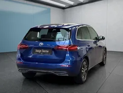 Blau Gebraucht 2023 Mercedes B200 Van / Kleinbus | 32.699 € (Teuer)