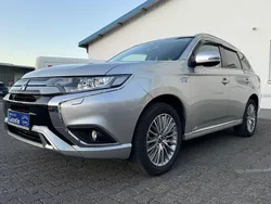 Silber Gebraucht 2021 Mitsubishi Outlander P-HEV Basis SUV | 18.950 €