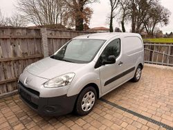 Grau Gebraucht 2015 Peugeot Partner Comfort Van / Kleinbus | 5.500 € (Fairer Preis)