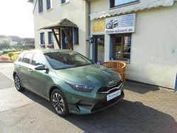 Experience grün metallic Neu 2025 Kia Ceed Kleinwagen | 25.490 € (Fairer Preis)