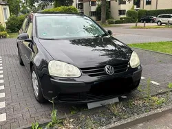 Schwarz Gebraucht 2004 VW Golf V Kleinwagen | 1.600 €