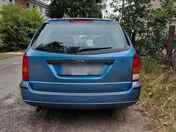 Blau Gebraucht 2001 Ford Focus Kombi | 2.250 €