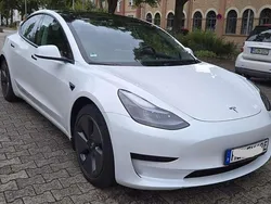 Weiß Gebraucht 2022 Tesla Model 3 Standard Range Plus Limousine | 24.500 € (Superpreis)