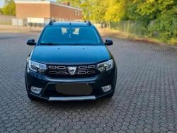 Grau Gebraucht 2018 Dacia Sandero Stepway SUV | 7.990 € (Etwas zu teuer)