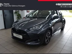 Grau Neu 2025 Toyota Yaris Hybrid Comfort Limousine | 29.440 € (Teuer)