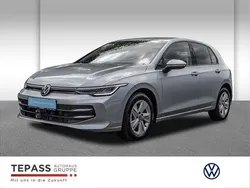 Silber Gebraucht 2024 VW Golf VIII Life Limousine | 23.990 € (Fairer Preis)