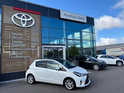 Weiß Gebraucht 2014 Toyota Yaris Hybrid Club Limousine | 12.880 € (Teuer)