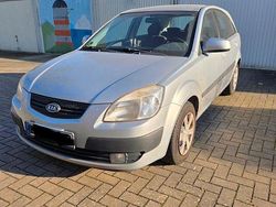 Grau Gebraucht 2007 Kia Rio EX Limousine | 2.300 € (Etwas zu teuer)