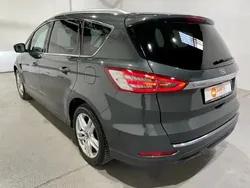 Grün Gebraucht 2018 Ford S-MAX Titanium Van / Kleinbus | 16.750 € (Fairer Preis)