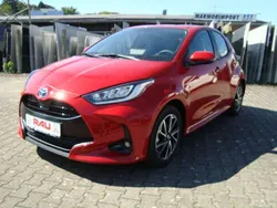Karmina rot metallic Gebraucht 2022 Toyota Yaris Hybrid Team Limousine | 23.890 €
