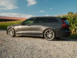 Grau Gebraucht 2019 Volvo V60 R-Design Kombi | 29.900 €