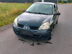 Grün Gebraucht 2004 Renault Clio II Kleinwagen | 750 €