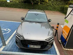 Grau Gebraucht 2021 Audi e-tron SUV | 33.000 € (Teuer)