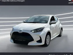 Weiß Gebraucht 2022 Toyota Yaris Comfort Limousine | 14.890 € (Fairer Preis)