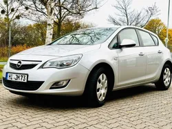 Silber Gebraucht 2012 Opel Astra Design Edition Limousine | 4.800 € (Guter Preis)