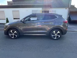 Grau Gebraucht 2016 Hyundai Tucson Premium SUV | 17.500 € (Fairer Preis)