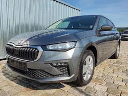 Graphitgrau metallic Neu 2025 Skoda Scala Plus Edition Kleinwagen | 22.079 € (Etwas zu teuer)