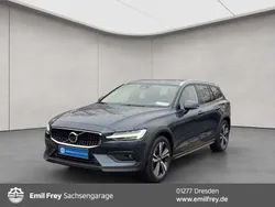 Blau Gebraucht 2024 Volvo V60 CC Ultimate Kombi | 44.950 € (Superpreis)