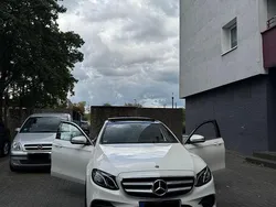 Weiß Gebraucht 2018 Mercedes E350 AMG line Limousine | 28.199 € (Etwas zu teuer)