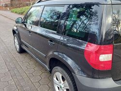 Schwarz Gebraucht 2012 Skoda Yeti Family SUV | 4.950 € (Fairer Preis)