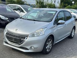 Grau Gebraucht 2014 Peugeot 208 Style Kleinwagen | 4.200 € (Guter Preis)