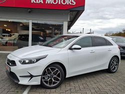 Weiß Neu 2025 Kia Ceed Platinum Limousine | 31.880 € (Etwas zu teuer)