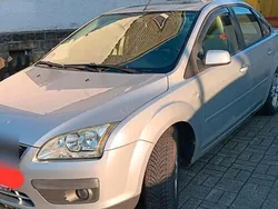 Silber Gebraucht 2005 Ford Focus Ghia Limousine | 1.990 € (Guter Preis)