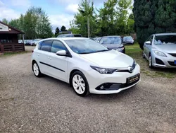 Weiß Gebraucht 2015 Toyota Auris Design Limousine | 10.790 € (Fairer Preis)