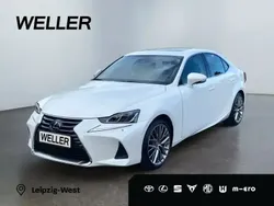 Weiss Gebraucht 2021 Lexus IS300h Luxury Line Limousine | 32.690 € (Etwas zu teuer)