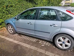 Silber Gebraucht 2005 Ford Focus Trend Limousine | 1.000 € (Superpreis)