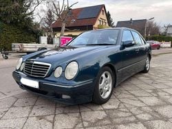 Blau Gebraucht 2001 Mercedes E280 Avantgarde Limousine | 4.950 €