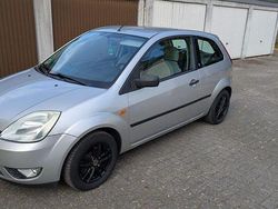 Silber Gebraucht 2002 Ford Fiesta Ghia Kleinwagen | 2.500 €