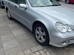 Silber Gebraucht 2006 Mercedes 220 Kombi | 2.850 €