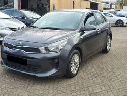Grau Gebraucht 2017 Kia Rio DREAM-TEAM Edition Limousine | 5.900 €