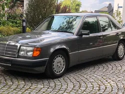 Grau Gebraucht 1989 Mercedes E230 Limousine | 7.200 €