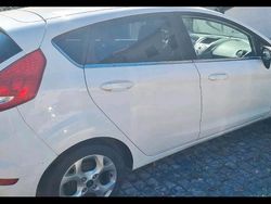 Weiß Gebraucht 2011 Ford Fiesta Kleinwagen | 3.950 €