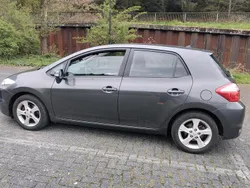 Grau Gebraucht 2012 Toyota Auris Limousine | 5.399 € (Fairer Preis)