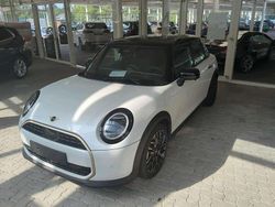 Weiß Gebraucht 2024 Mini Cooper Favoured Kleinwagen | 31.669 € (Etwas zu teuer)