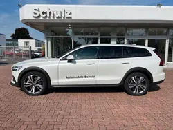 Weiß Gebraucht 2024 Volvo V60 CC Ultimate Kombi | 49.850 € (Etwas zu teuer)