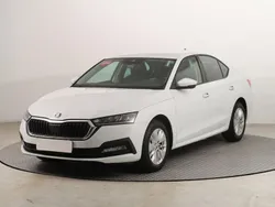 Moonweiss metallic (metallic) Gebraucht 2024 Skoda Octavia Limousine | 26.739 € (Guter Preis)