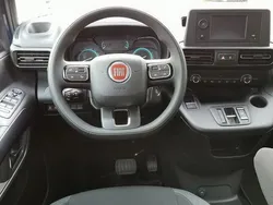 Blau Gebraucht 2023 Fiat e-Doblò Launch Edition Van / Kleinbus | 44.802 €