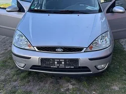 Grau Gebraucht 2002 Ford Focus Limousine | 500 €