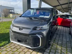 Titanium grey met. Gebraucht 2024 Toyota Proace Verso Comfort Kombi | 42.450 € (Teuer)