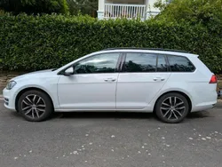 Weiß Gebraucht 2016 VW Golf VII Highline Kombi | 8.990 € (Etwas zu teuer)