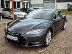 Grau Gebraucht 2015 Tesla Model S Limousine | 32.899 € (Teuer)