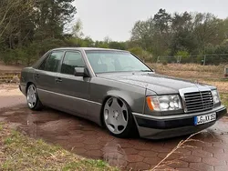 Grau Gebraucht 1993 Mercedes E220 Limousine | 8.000 €